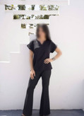 شومیز زنانه کوبایی یقه هفت مشکی - نمای جلو شومیز کوبایی آستین کوتاه رنگ مشکی روی چوب لباسی مدل پوشیده شومیز کوبایی مشکی کرپ الیزه شومیز اسپرت زنانه مشکی با شلوار ست